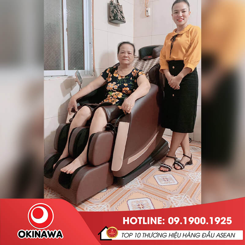 Hướng dẫn khách hàng trải nghiệm ghế massage Okinawa OS-711