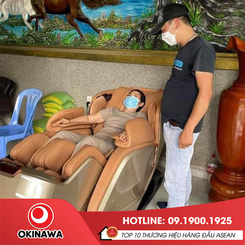 Hướng dẫn khách hàng trải nghiệm ghế massage Okinawa OS-901