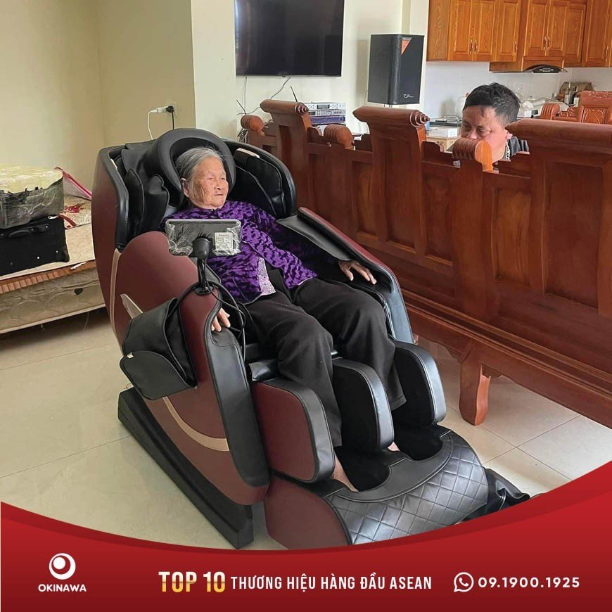 Khách hàng trải nghiệm ghế massage Inochi IH-206