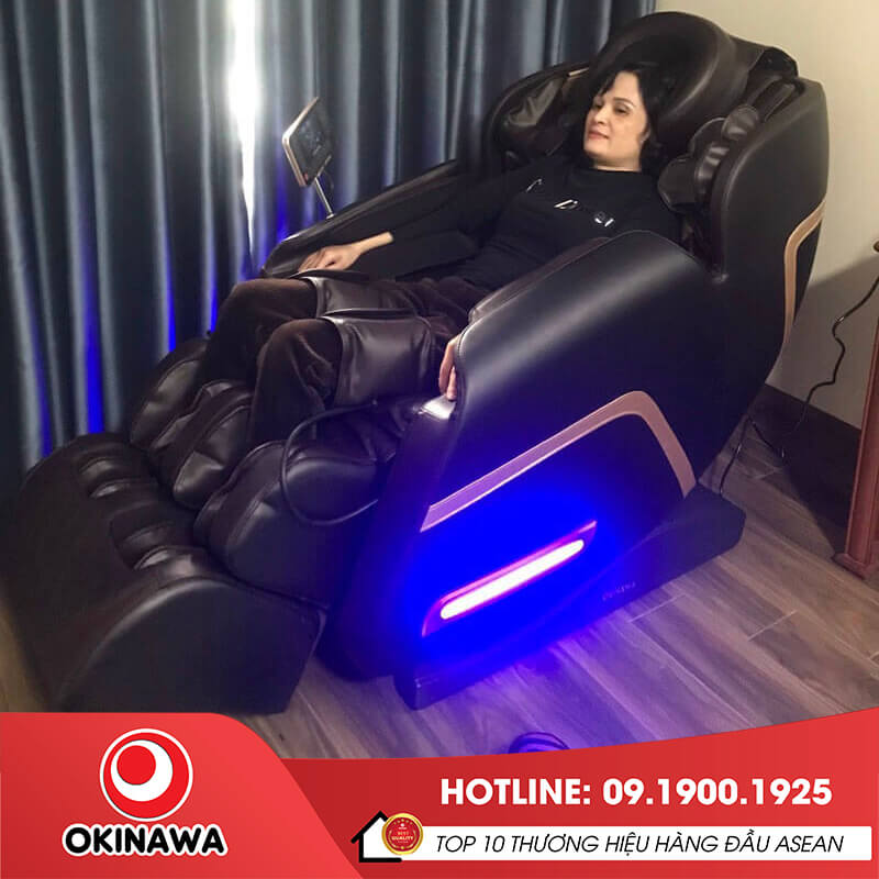 Khách hàng mua ghế massage Okinawa OS-611