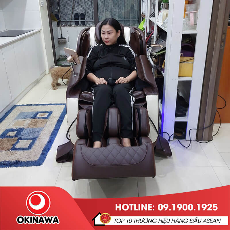 Khách hàng mua ghế massage Okinawa OS-711