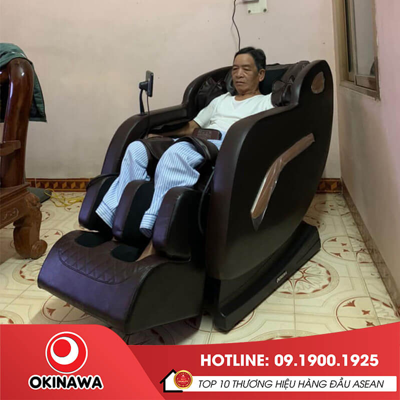 Khách hàng sử dụng tại nhà ghế massage Okinawa OS-111