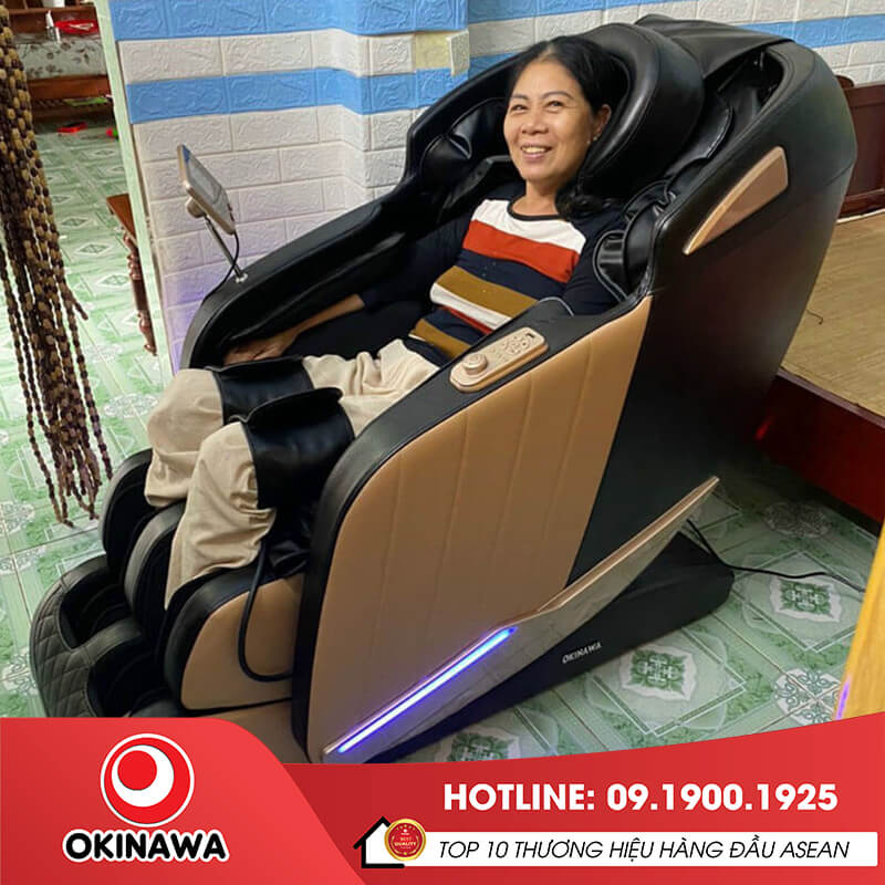 Khách hàng sử dụng tại nhà ghế massage Okinawa OS-326