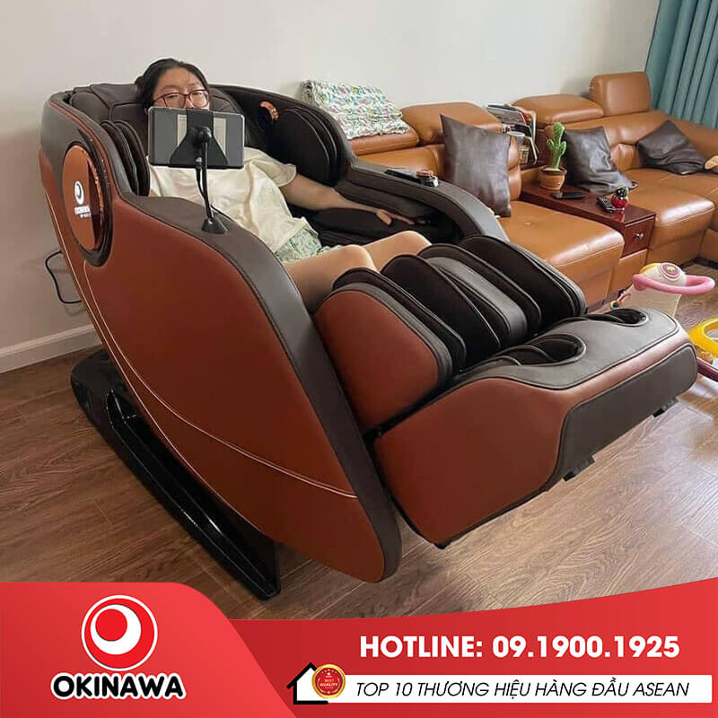 Khách hàng sử dụng tại nhà ghế massage Okinawa OS-815