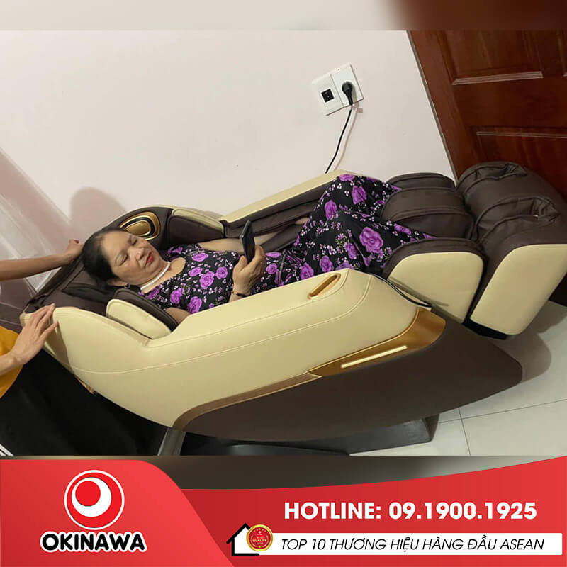 Khách hàng sử dụng tại nhà ghế massage Okinawa OS-950