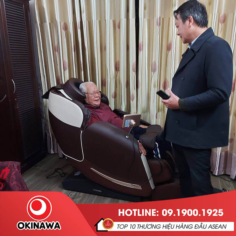 Khách hàng thư giãn tại nhà với ghế massage Okinawa OS-711