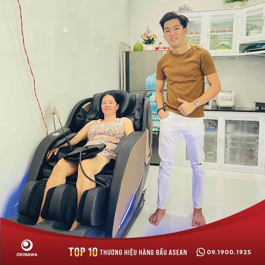 Khách hàng trải nghiệm ghế massage Okinawa OS -136