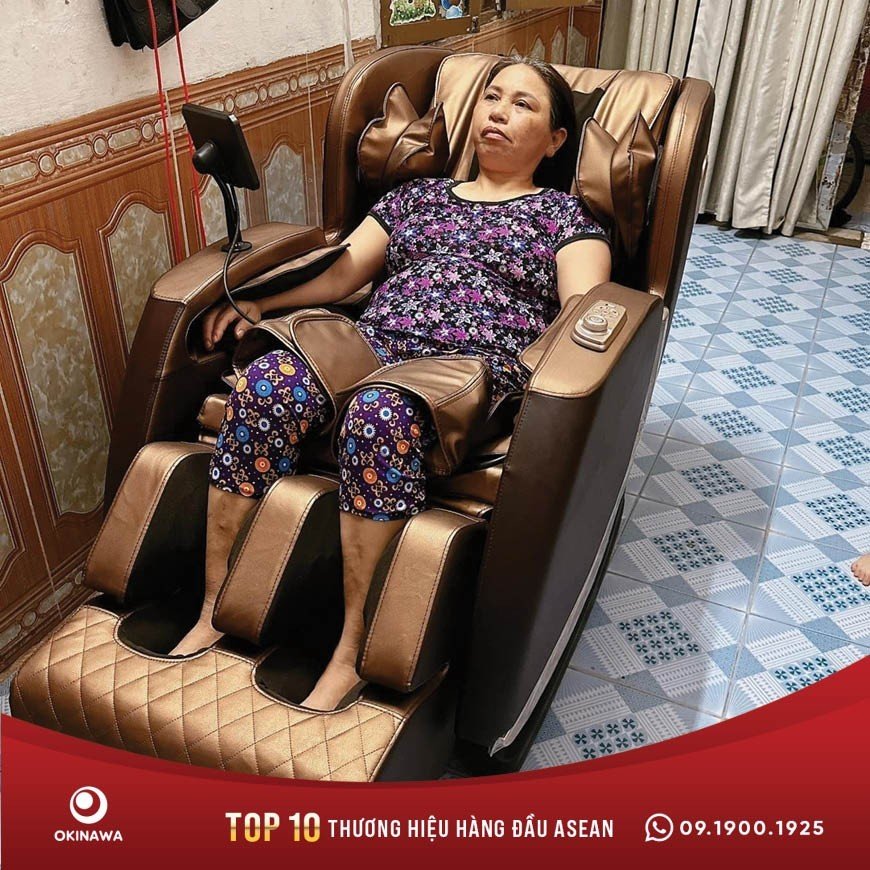 Khách hàng trải nghiệm ghế massage Okinawa OS - 210